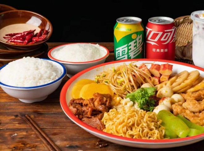 路边集市盘盘麻辣烫