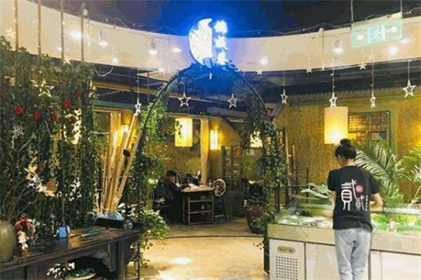 锦成巷三文鱼头牛蛙火锅加盟