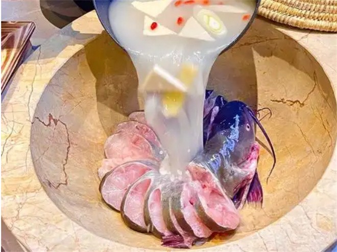 蒸蒸日尚石锅鱼
