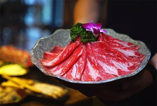 黑马路炭火老火锅