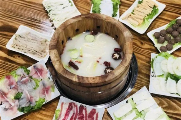 小巴渝木桶鱼火锅加盟