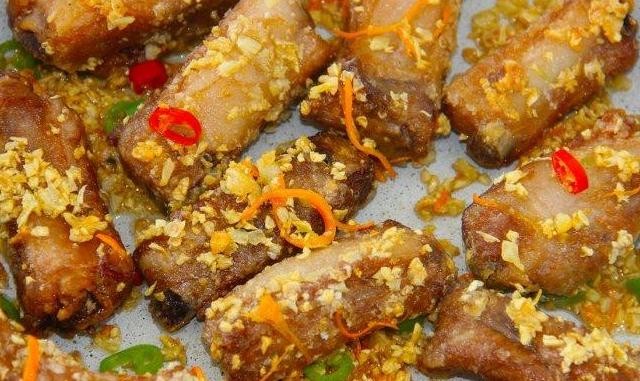 吮楼指蒜香排骨