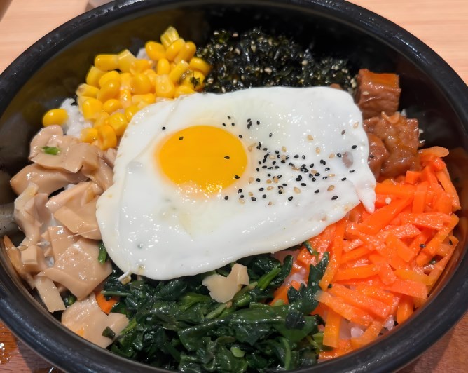 釜槿缘石锅拌饭