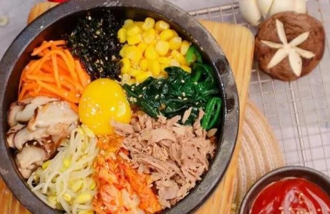 满水调石锅拌饭