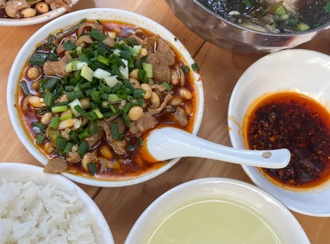 建春哥鲜鲜肥肠饭加盟