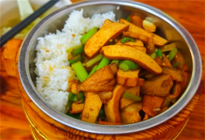 乡村发现木桶饭 乡村发现木桶饭