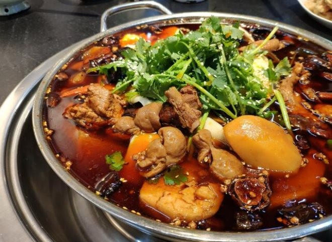 侯三炝肥肠鸡煲加盟
