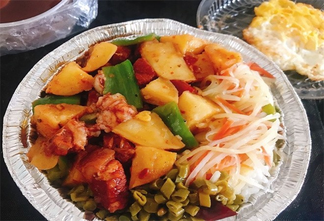 菜小饱牛肉锅巴饭外卖加盟