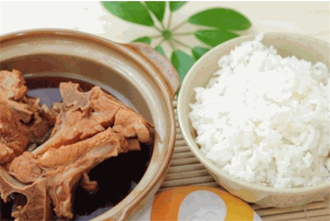 明阳春排骨米饭