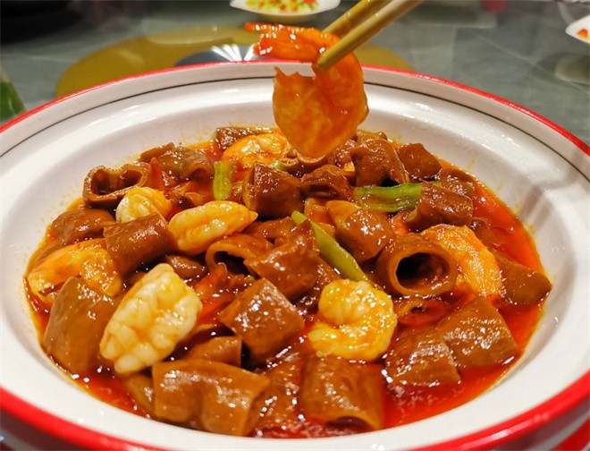 建春哥鲜鲜肥肠饭