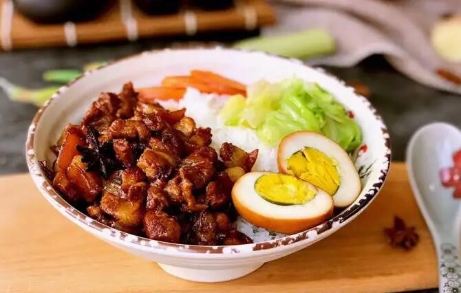 鲁阿卤招牌卤肉饭