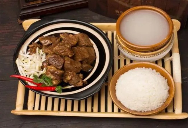 皇牛居牛腩饭加盟