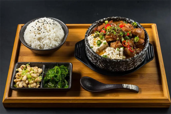 憨大胆藤椒鸡米饭加盟