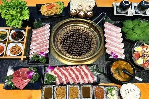 老觅炭火烤肉加盟