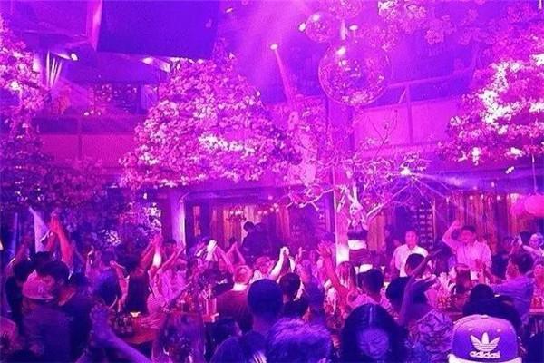 繁华酒吧加盟