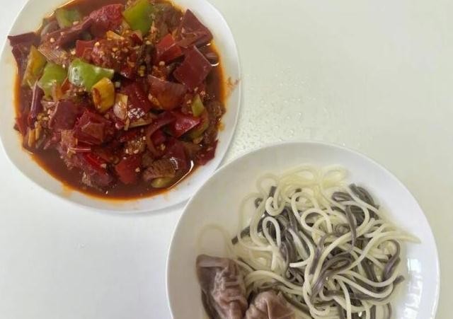 新疆牛肉拌面