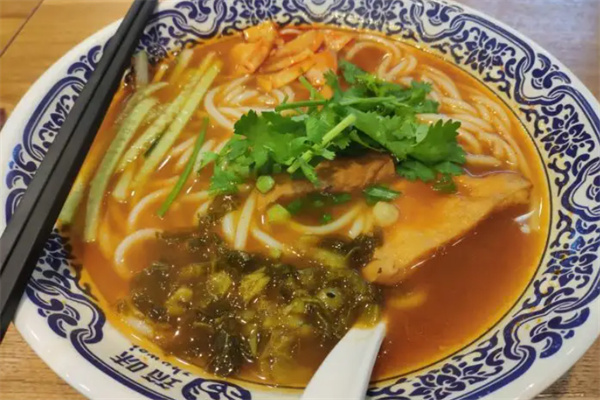 筑味老汤酸菜粉面馆加盟