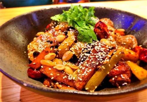 醉云隆麻辣香锅加盟