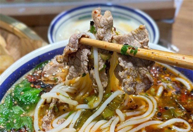 窦饱饱生烫牛肉米线加盟
