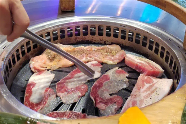 晨光炭火烤肉加盟