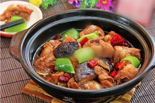 泉碗香黄焖鸡米饭加盟