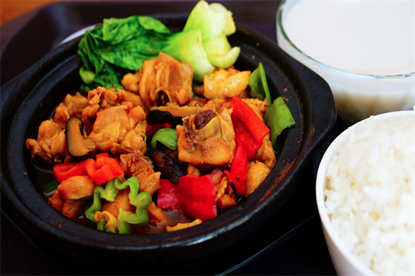 启亮黄焖鸡小吃店加盟