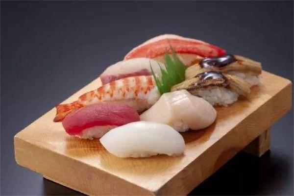 日本游泳鱼骨寿司加盟