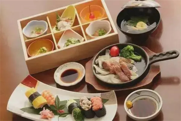 不倒翁日式料理加盟