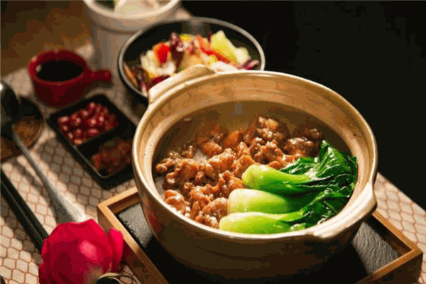 面的杂货铺煲仔饭加盟