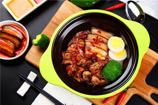 八当家煲仔饭加盟