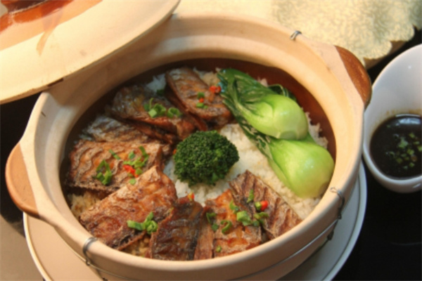 潮色煲仔饭加盟