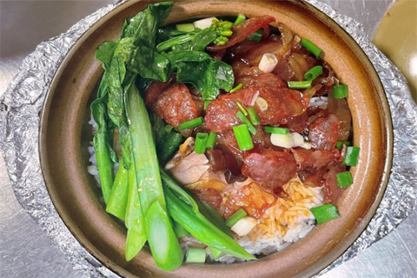 响他她牛肉面煲仔饭加盟