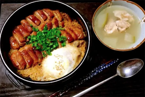 忆初煲仔饭加盟
