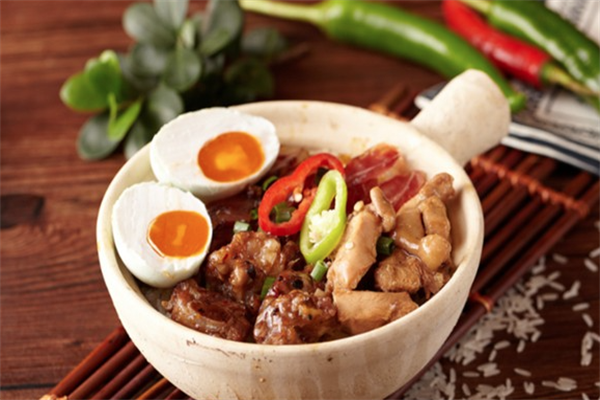 小周特色煲仔饭加盟