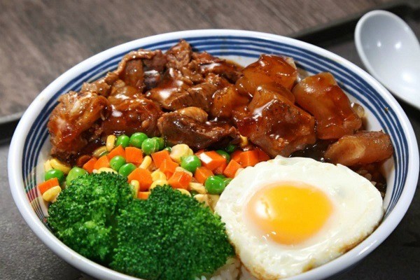 红闷鸡煲仔饭加盟