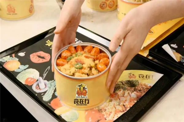 ​食在行易拉罐炒饭加盟